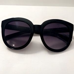 Black round sunglasses